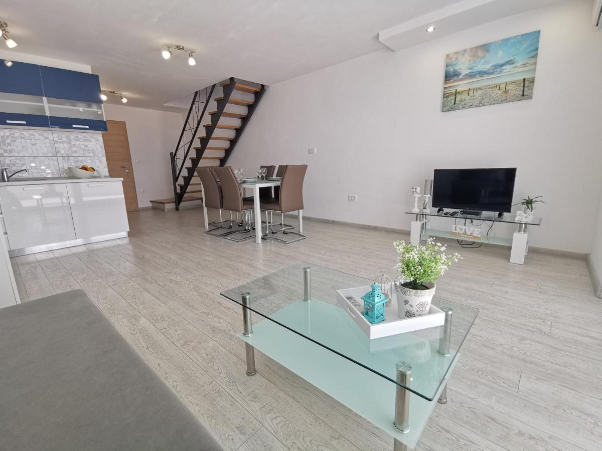 אומיס Apartments Rita Nemira מראה חיצוני תמונה